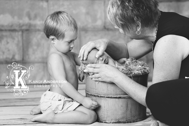 kandi anderson photographing toddler and newborn