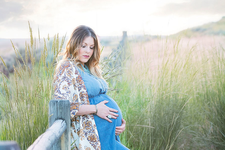 pregnancy photo session in Carlin Nevada along the fence line